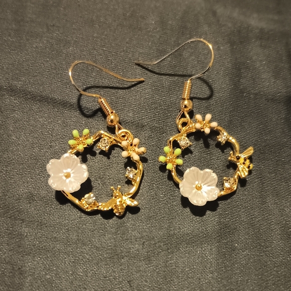 Small hoop Bee and Flower Earrings - Picture 2 of 2